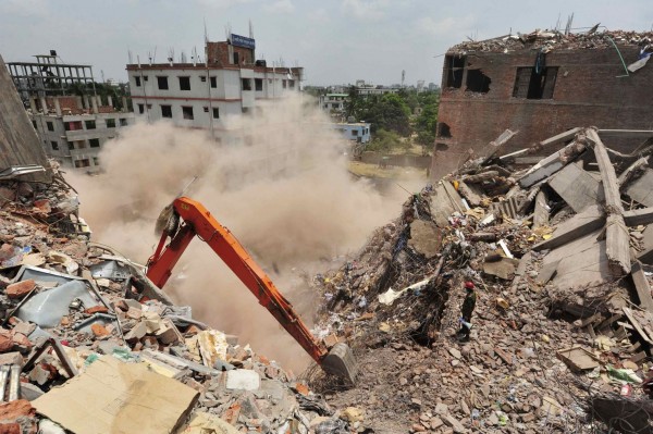 130502-bangladesh-building-collapse-01