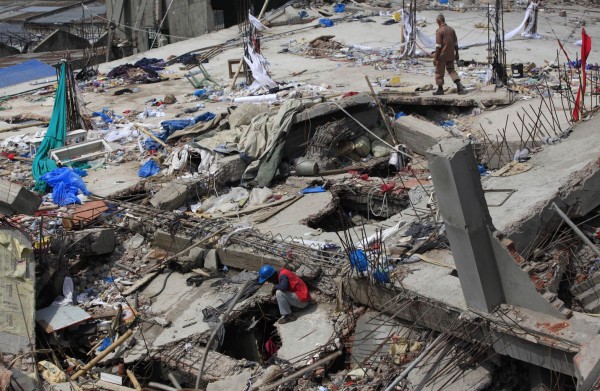 130502-bangladesh-building-collapse-06