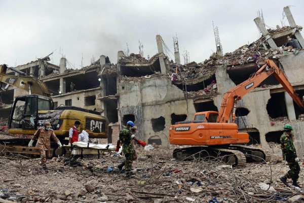 130510-bangladesh-building-collapse-02