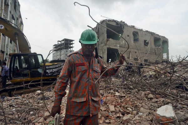130510-bangladesh-building-collapse-18