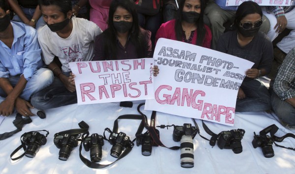 130824-photojournalist-protest-gang rape-mumbai-india-01