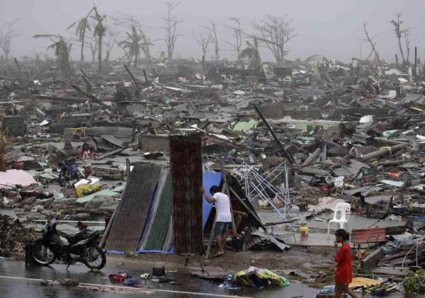 131109-supertyphoon-haiyan-philippines-tacloban-10