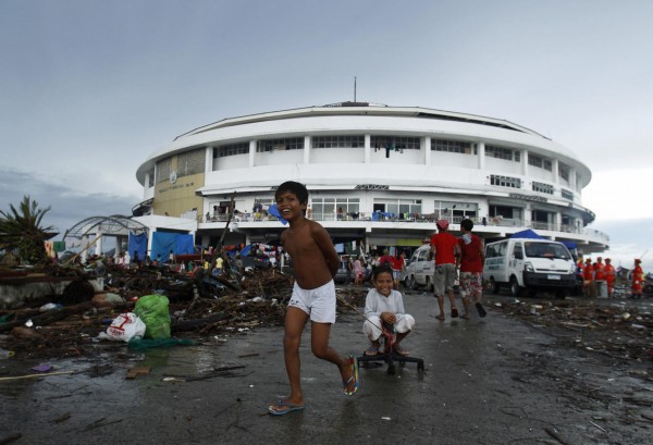 131112-supertyphoon-haiyan-philippines-tacloban-city-convention-center-004