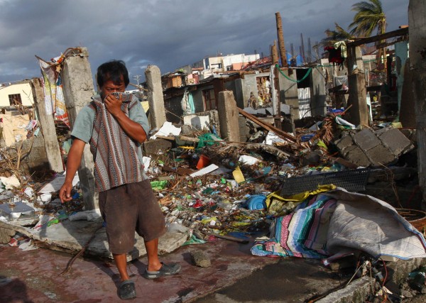 131116-philippines-typhoonhaiyan-tacloban-bodies-001b