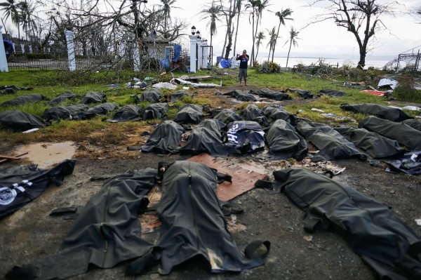 131116-philippines-typhoonhaiyan-tacloban-bodies-003