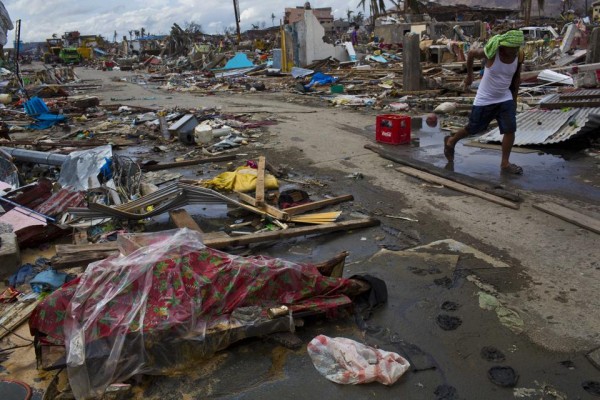 131116-philippines-typhoonhaiyan-tacloban-bodies-006