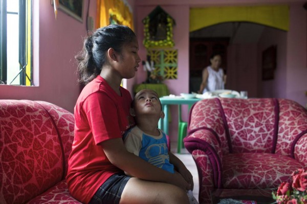 131121-philippines-typhoon-haiyan-tacloban-shylyny-orphans-01