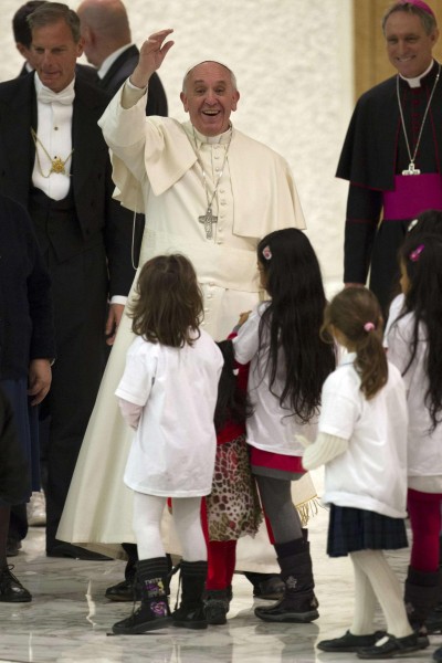 vatican-pope-francis-pediatric-hospital-rome-131221-03