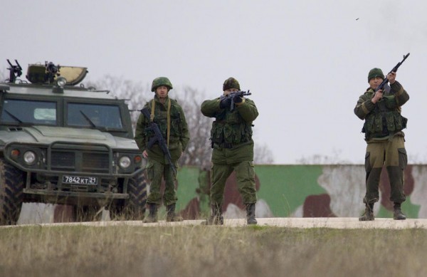 140304-russian soldiers in crimea-Belbek air base-01