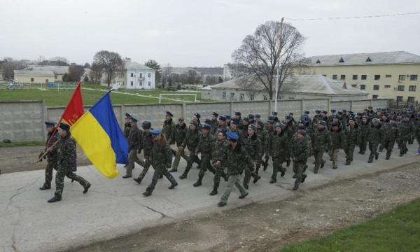 140304-ukrainian soldiers march in crimea-Belbek air base-01