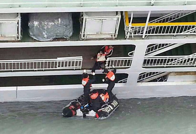 140416-skorea-sunken ferry-33