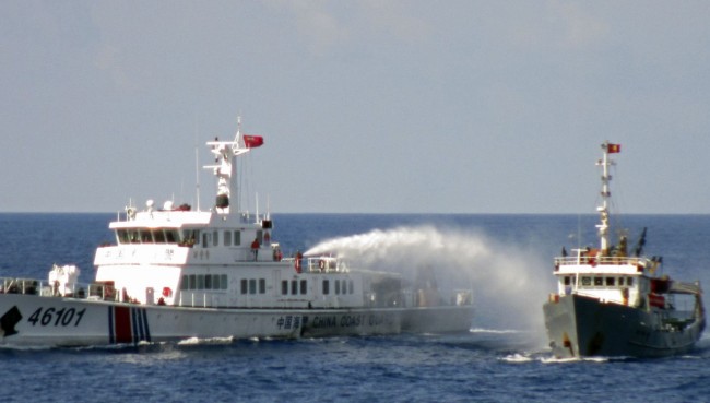 140504-china-ship-water-canon-vn-ship-reuters