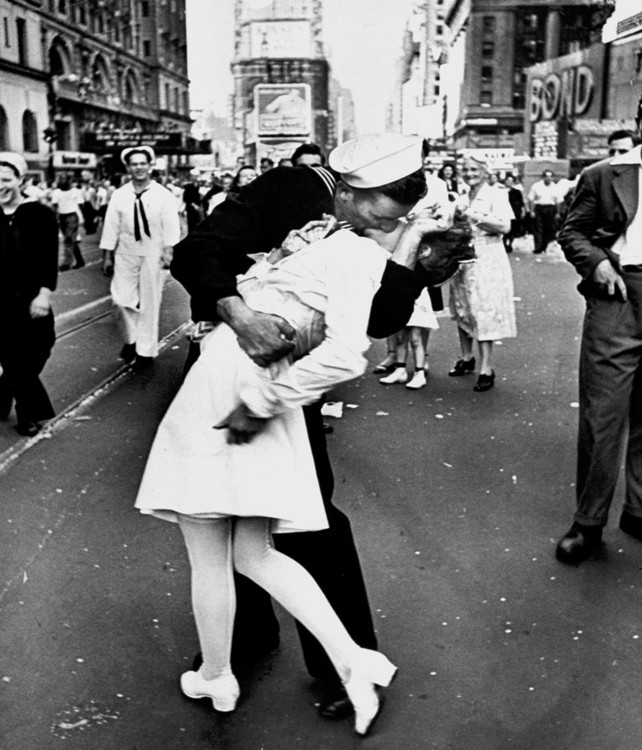 kissing-sailor-1945-Glenn McDuffie Edward