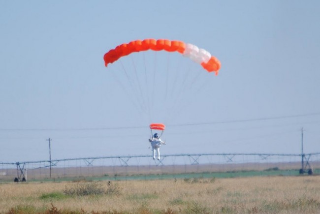 141024-Alan Eustace-parachute-08