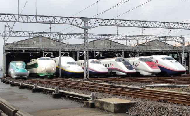 Japan_Shinkansen_lineup_at_Niigata_Depot_201210