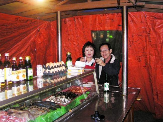Với bà chủ quán trong một quán rượu trên vỉa hè ở Busan (Hàn Quốc) tháng 10-2007.