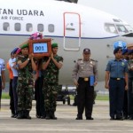 THẢM KỊCH CHUYẾN BAY QZ8501 LÂM NẠN: Chỉ mới tìm được 10 thi thể nạn nhân
