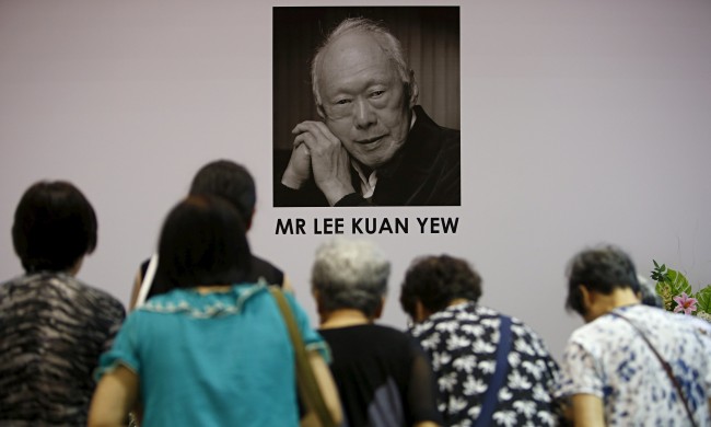 Lee Kuan Yew, people bowing