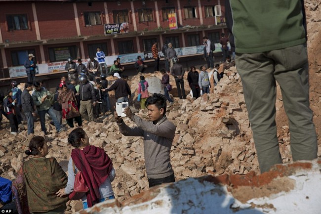 2015-04-nepal-quake-selfie-02
