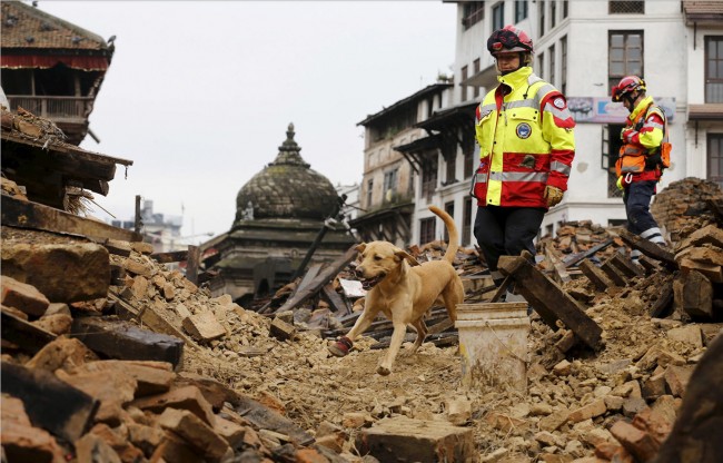 150428-nepal-quake-germany-rescurers