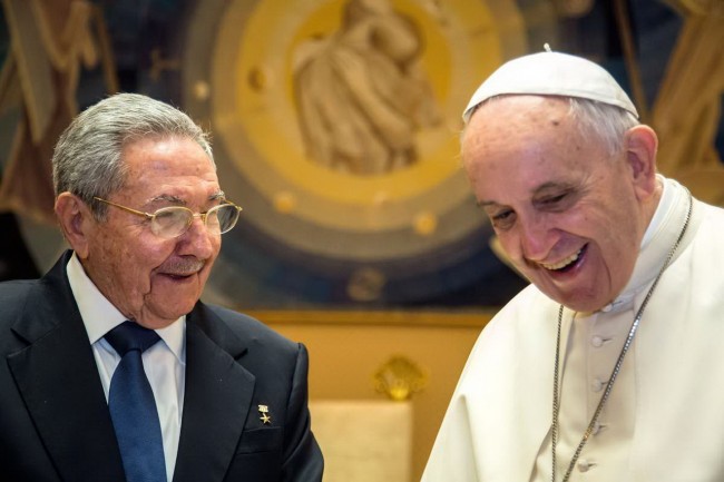 VATICAN CITY, VATICAN - MAY 10:  President of Cuba Raul Castro and Pope Francis meet at the Paul VI Hall private studio during a private audience on May 10, 2015 in Vatican City, Vatican. This is the first visit of the Cuban leader to the Vatican, twenty years ago his brother Fidel Castro had met John Paul II prior to his visit to Cuba.  (Photo by Vatican Pool/Getty Images)