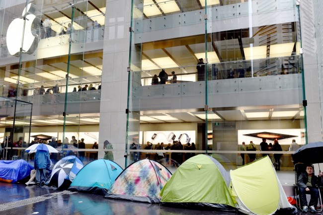 epa04946194 Customers pitch their tents outside of the Apple Store in Sydney, Australia, 24 September 2015, to be the first in queue for the new iPhones. Apple will release the iPhone 6s and iPhone 6s Plus in Australia on 25 September morning.  EPA/PAUL MILLER AUSTRALIA AND NEW ZEALAND OUT