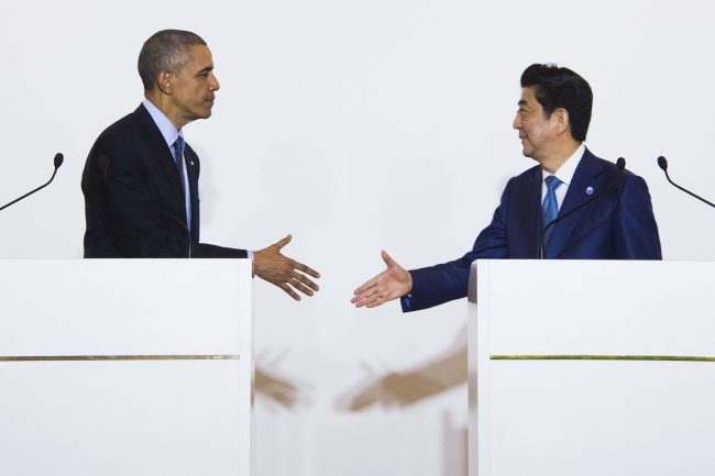 US President Barack Obama(L) shakes hands with Japanese Prime Minister Shinzo Abe during the Group of Seven (G7) summit meetings in Shima on May 25, 2016. / AFP PHOTO / JIM WATSON