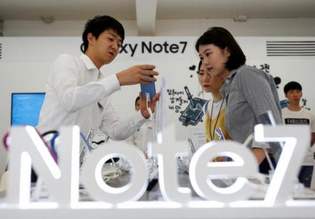 An employee helps customers purchase a Samsung Electronics' Galaxy Note 7 new smartphone at its store in Seoul, South Korea, September 2, 2016. REUTERS/Kim Hong-Ji