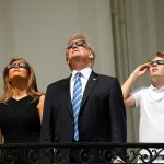 Đệ nhất Gia đình Hoa Kỳ xem nhật thực từ ban-công Nhà Trắng