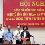 Người dân Bình Thuận nhận kết quả đăng ký kết hôn trên Zalo