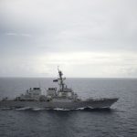 Tàu Trung Quốc cản đường tàu Mỹ ở Biển Đông