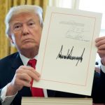 Sir Trump khoái khoe chữ ký