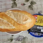 Bánh mì hay mì gói trong ngày số đẹp